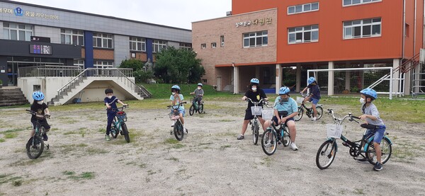 자전거 타기로 하나가 되는 아이들 / 사진=우병호 제공