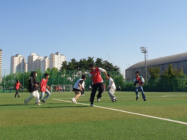 축구 경기를 하는 지구촌학교 재학생들 / 사진=지구촌학교 제공